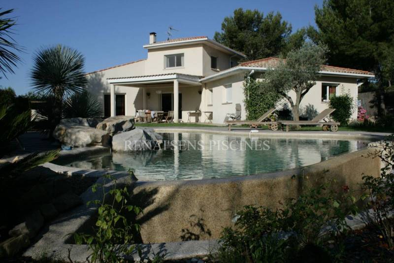 Rénovation de piscine en béton à débordement à Saint-Aunès